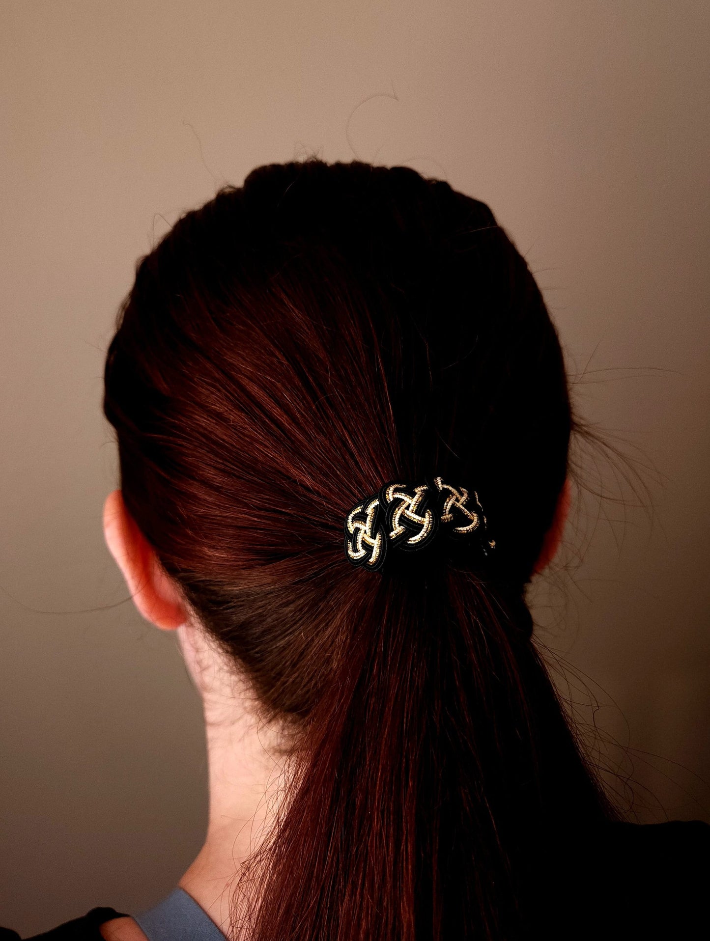 Ponytail Hook - White & Gold